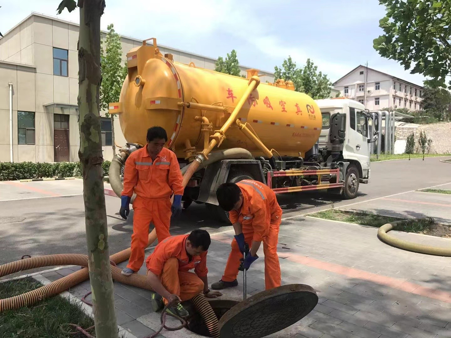鼓楼化粪池清理与5-8吨吸粪车施工效率分析